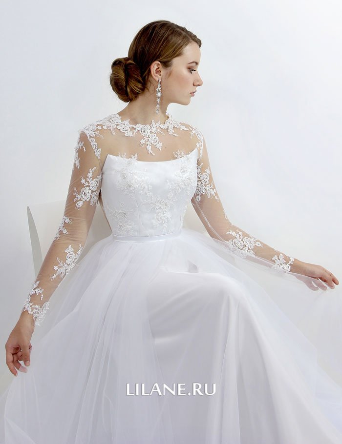 Белое классическое свадебное платье А-силуэт Violet с закрытым кружевным верхом и длинными рукавами.