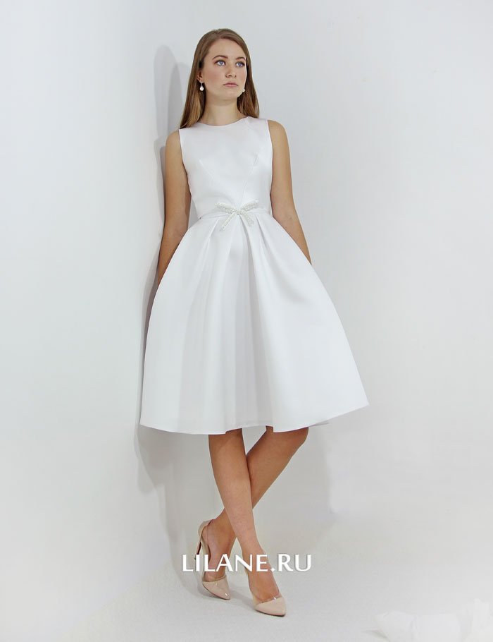 Лаконичное нарядное короткое белое атласное свадебное платье Anna