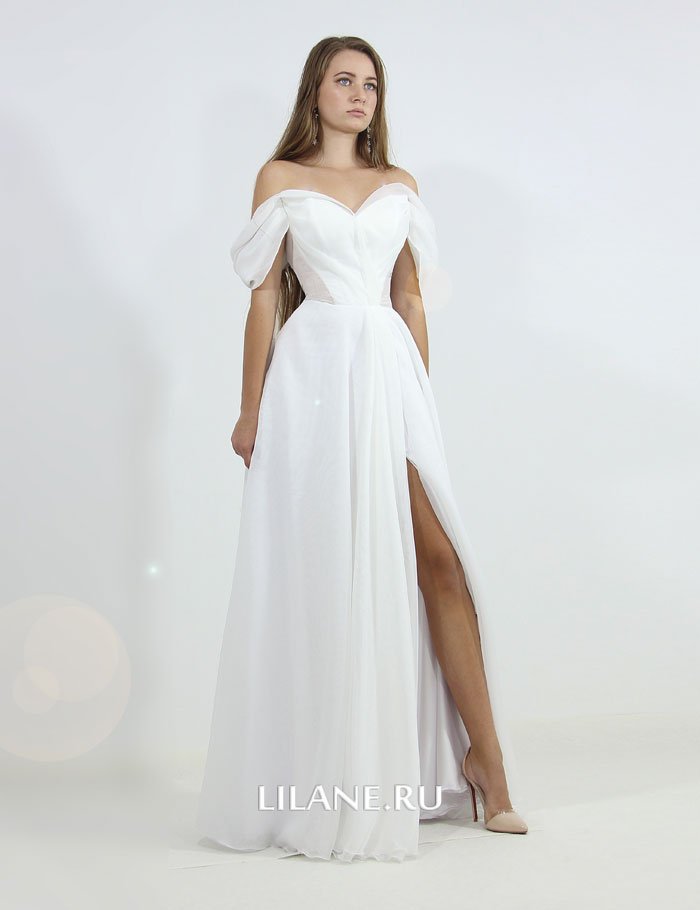 Лёгкое прямое свадебное платье Valerie с открытыми плечами.