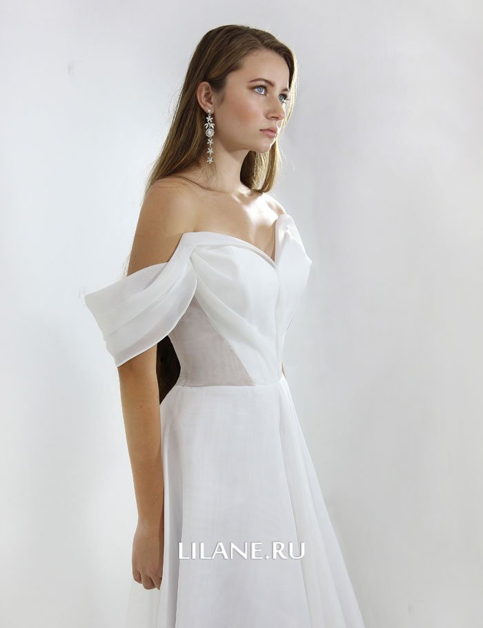 Сочетание белого и пудрового оттенка тканей прямого свадебного платья Valerie